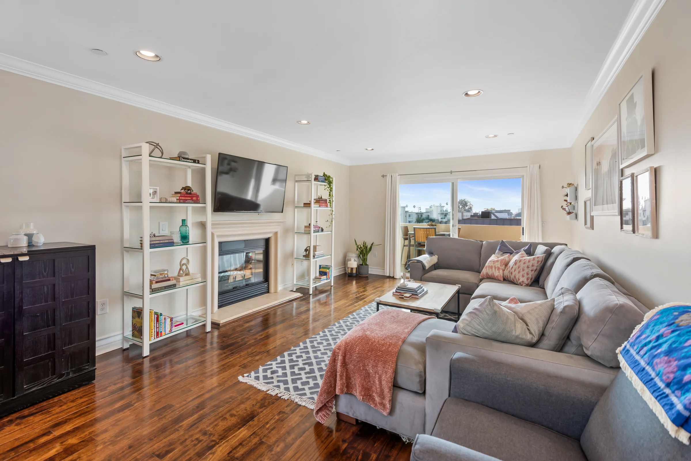 1246 Armacost Ave #305